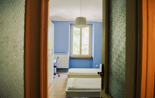 casa-solidale-stanza-porta-1024x684