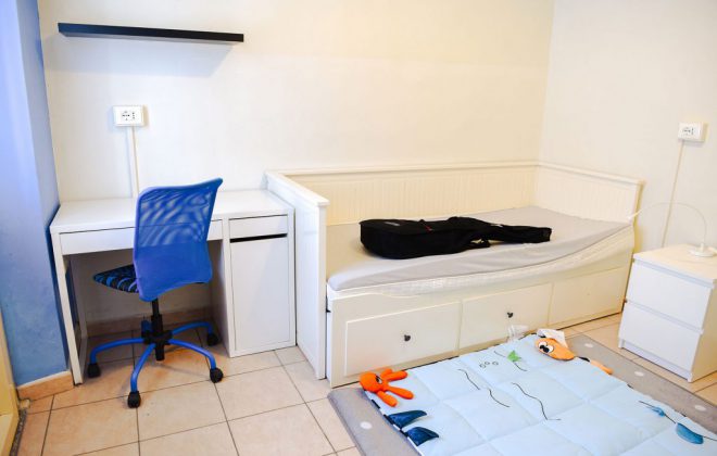 casa-solidale-stanza-tappeto-1024x684
